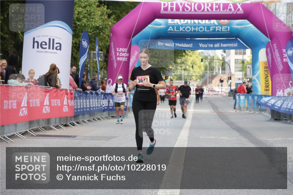 06.09.2026 - CURREX Alsterlauf Yannick Fuchs http://msf.ph/oto/10228019 06.09.2026 10:32:28 Ziel 2212, 4002, 5857 meine-sportfotos.de