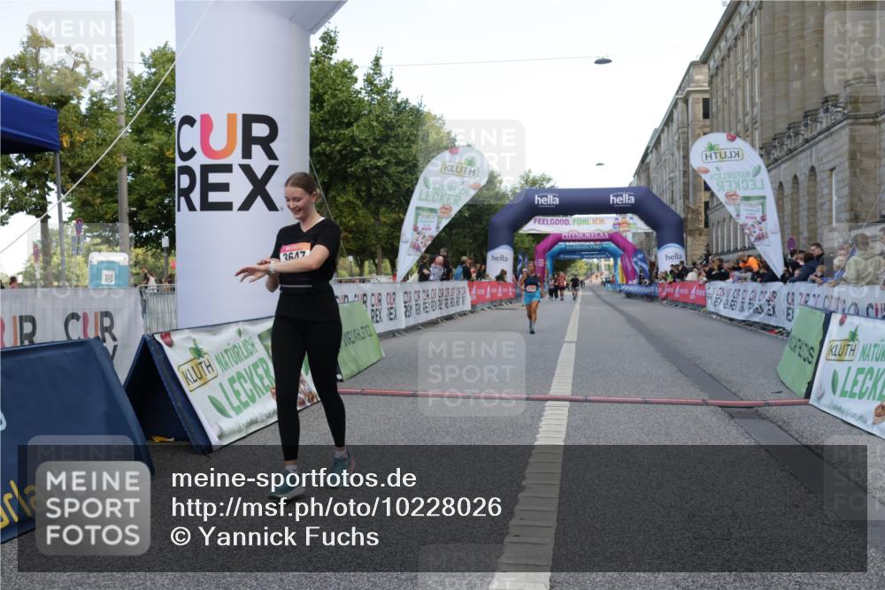 06.09.2026 - CURREX Alsterlauf Yannick Fuchs http://msf.ph/oto/10228026 06.09.2026 10:32:36 Ziel 3647, 3734 meine-sportfotos.de