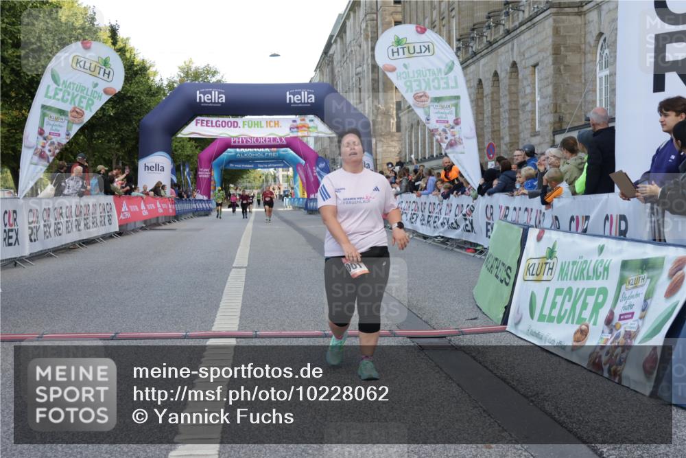 06.09.2026 - CURREX Alsterlauf Yannick Fuchs http://msf.ph/oto/10228062 06.09.2026 10:33:09 Ziel 2001 meine-sportfotos.de