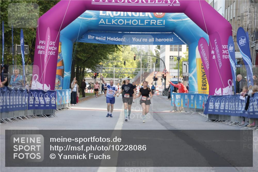 06.09.2026 - CURREX Alsterlauf Yannick Fuchs http://msf.ph/oto/10228086 06.09.2026 10:34:04 Ziel  meine-sportfotos.de