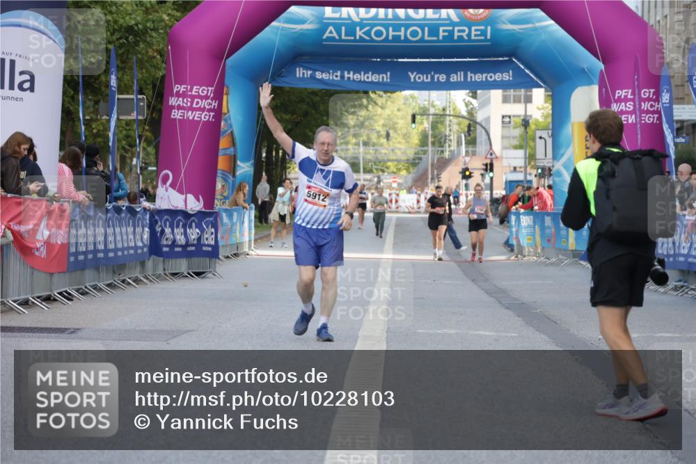 06.09.2026 - CURREX Alsterlauf Yannick Fuchs http://msf.ph/oto/10228103 06.09.2026 10:34:26 Ziel 3071, 3088 meine-sportfotos.de