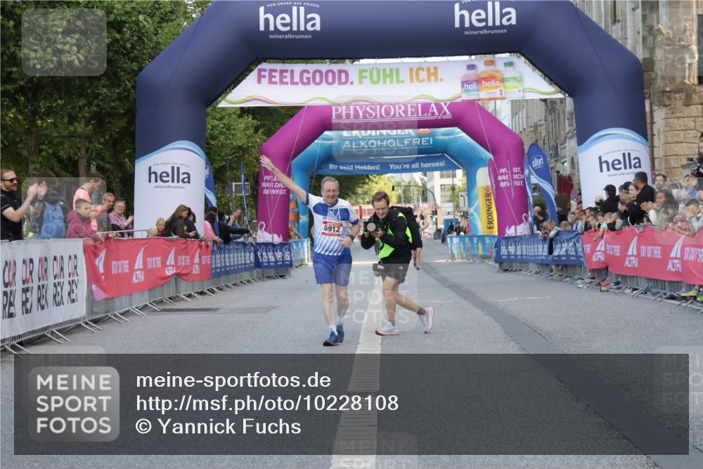 06.09.2026 - CURREX Alsterlauf Yannick Fuchs http://msf.ph/oto/10228108 06.09.2026 10:34:31 Ziel  meine-sportfotos.de