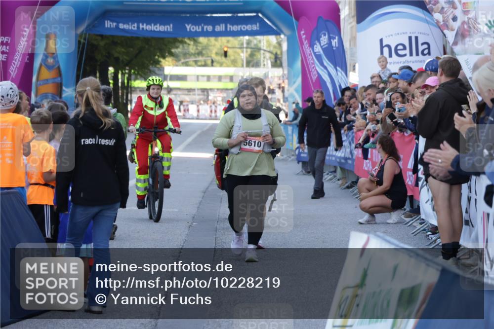 06.09.2026 - CURREX Alsterlauf Yannick Fuchs http://msf.ph/oto/10228219 06.09.2026 10:45:55 Ziel  meine-sportfotos.de