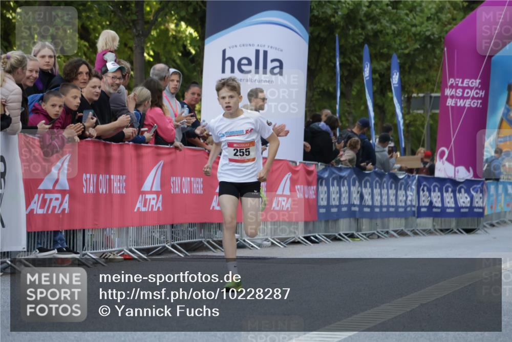 06.09.2026 - CURREX Alsterlauf Yannick Fuchs http://msf.ph/oto/10228287 06.09.2026 10:52:01 Ziel 255 meine-sportfotos.de