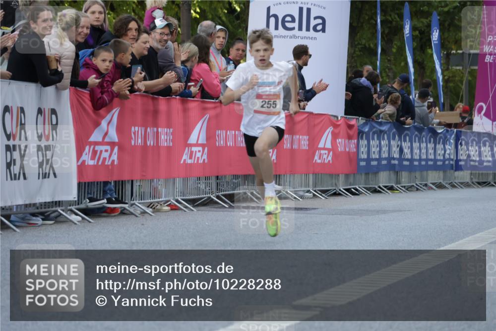 06.09.2026 - CURREX Alsterlauf Yannick Fuchs http://msf.ph/oto/10228288 06.09.2026 10:52:01 Ziel 255 meine-sportfotos.de