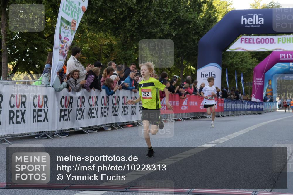 06.09.2026 - CURREX Alsterlauf Yannick Fuchs http://msf.ph/oto/10228313 06.09.2026 10:52:16 Ziel 200, 252, 301, 8339 meine-sportfotos.de