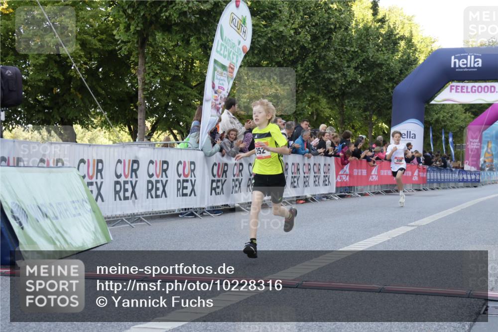 06.09.2026 - CURREX Alsterlauf Yannick Fuchs http://msf.ph/oto/10228316 06.09.2026 10:52:17 Ziel 200, 252, 301, 8339 meine-sportfotos.de