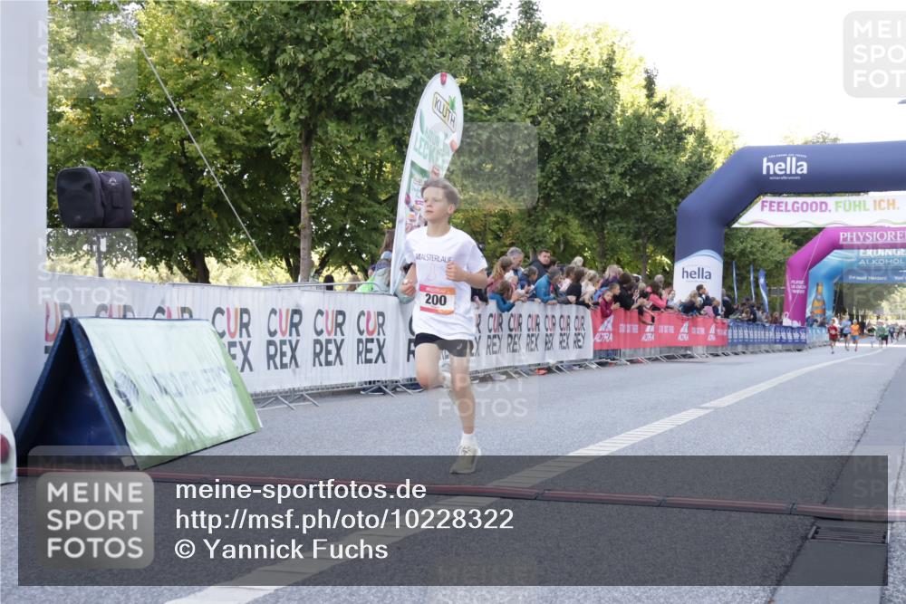 06.09.2026 - CURREX Alsterlauf Yannick Fuchs http://msf.ph/oto/10228322 06.09.2026 10:52:20 Ziel 200, 252, 301, 8339 meine-sportfotos.de