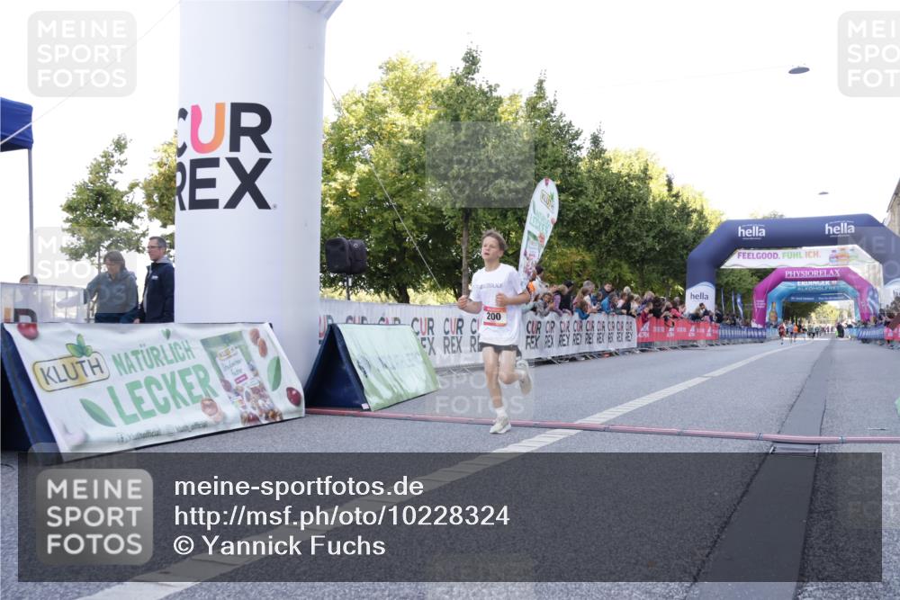 06.09.2026 - CURREX Alsterlauf Yannick Fuchs http://msf.ph/oto/10228324 06.09.2026 10:52:20 Ziel 200, 252, 301, 8339 meine-sportfotos.de