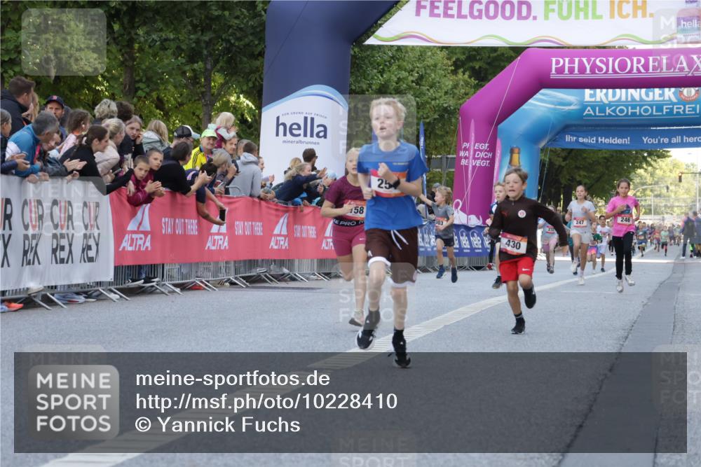 06.09.2026 - CURREX Alsterlauf Yannick Fuchs http://msf.ph/oto/10228410 06.09.2026 10:52:56 Ziel 151, 158, 178, 222, 223, 250, 251, 280, 293, 374, 388, 430 meine-sportfotos.de