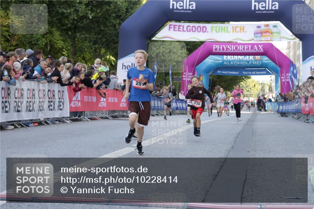 06.09.2026 - CURREX Alsterlauf Yannick Fuchs http://msf.ph/oto/10228414 06.09.2026 10:52:56 Ziel 151, 158, 178, 222, 223, 250, 251, 280, 293, 374, 388, 430 meine-sportfotos.de