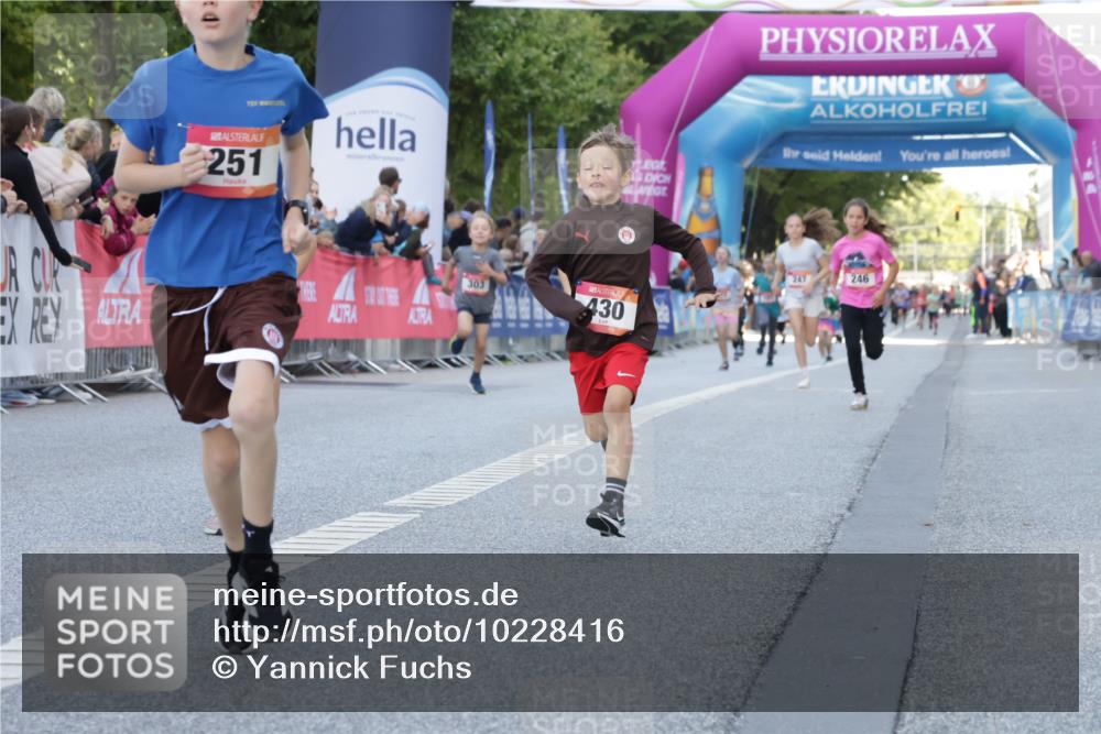 06.09.2026 - CURREX Alsterlauf Yannick Fuchs http://msf.ph/oto/10228416 06.09.2026 10:52:58 Ziel 151, 158, 178, 222, 223, 250, 251, 280, 282, 374, 388, 430 meine-sportfotos.de