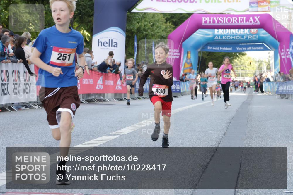 06.09.2026 - CURREX Alsterlauf Yannick Fuchs http://msf.ph/oto/10228417 06.09.2026 10:52:58 Ziel 151, 158, 178, 222, 223, 250, 251, 280, 282, 374, 388, 430 meine-sportfotos.de