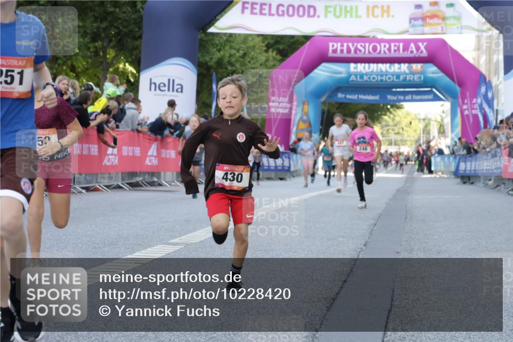 06.09.2026 - CURREX Alsterlauf Yannick Fuchs http://msf.ph/oto/10228420 06.09.2026 10:52:58 Ziel 151, 158, 178, 222, 223, 250, 251, 280, 282, 374, 388, 430 meine-sportfotos.de