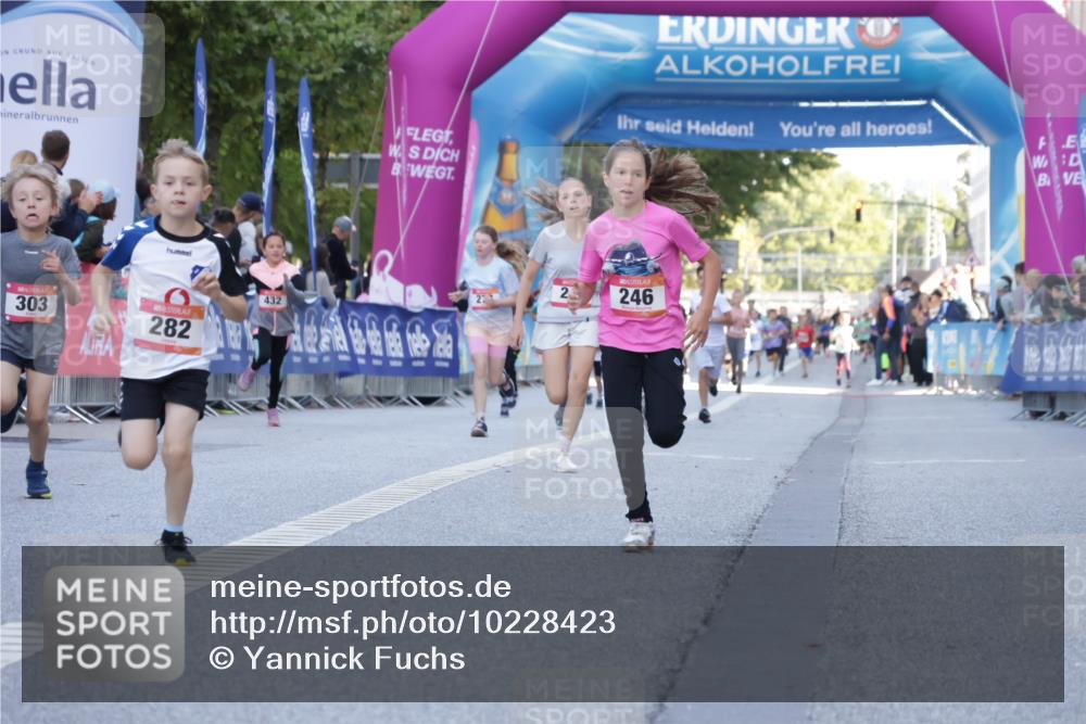 06.09.2026 - CURREX Alsterlauf Yannick Fuchs http://msf.ph/oto/10228423 06.09.2026 10:52:59 Ziel 151, 158, 178, 222, 223, 246, 250, 251, 280, 282, 374, 388, 430 meine-sportfotos.de
