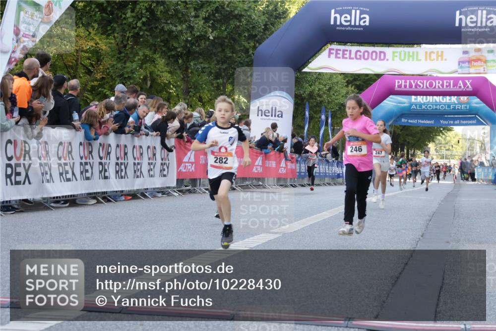 06.09.2026 - CURREX Alsterlauf Yannick Fuchs http://msf.ph/oto/10228430 06.09.2026 10:53:01 Ziel 151, 158, 222, 223, 246, 250, 251, 280, 282, 303, 374, 430 meine-sportfotos.de