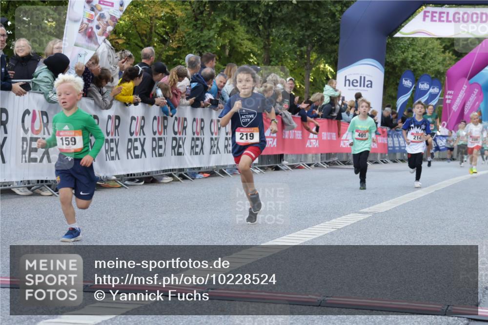 06.09.2026 - CURREX Alsterlauf Yannick Fuchs http://msf.ph/oto/10228524 06.09.2026 10:53:38 Ziel 154, 159, 190, 219, 257, 259, 263, 265, 266, 274, 275, 306, 330, 338, 402, 415, 445, 8180, 8181, 8329 meine-sportfotos.de
