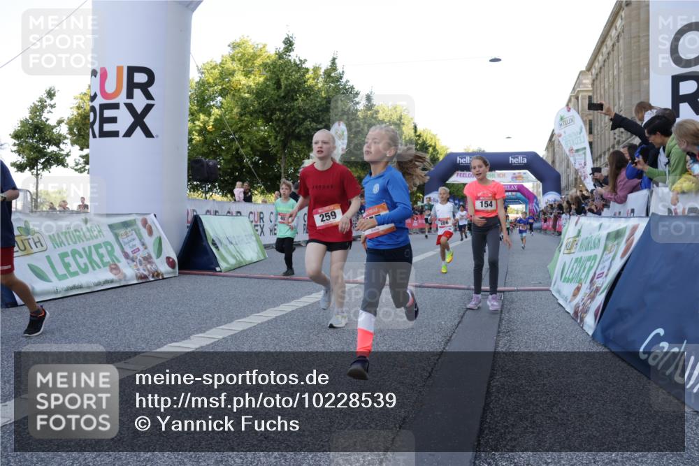 06.09.2026 - CURREX Alsterlauf Yannick Fuchs http://msf.ph/oto/10228539 06.09.2026 10:53:43 Ziel 154, 159, 169, 214, 219, 257, 259, 265, 266, 286, 306, 330, 401, 415, 442, 445, 8123 meine-sportfotos.de