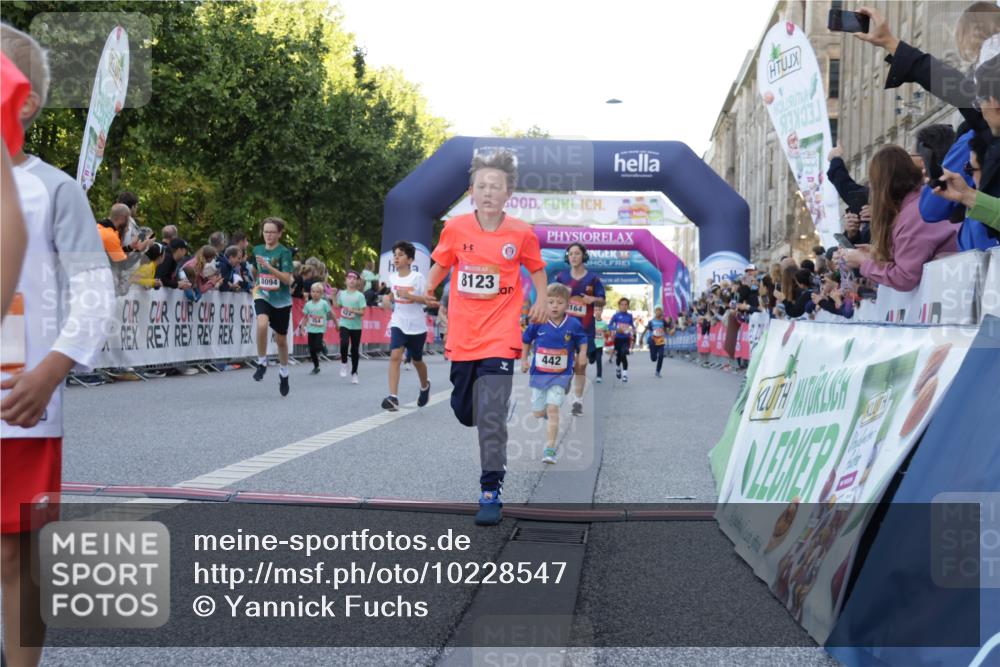 06.09.2026 - CURREX Alsterlauf Yannick Fuchs http://msf.ph/oto/10228547 06.09.2026 10:53:45 Ziel 154, 159, 164, 169, 214, 219, 257, 259, 265, 286, 330, 354, 389, 401, 422, 442, 445, 8094, 8112, 8123 meine-sportfotos.de