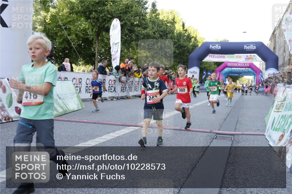 06.09.2026 - CURREX Alsterlauf Yannick Fuchs http://msf.ph/oto/10228573 06.09.2026 10:53:57 Ziel 172, 177, 185, 203, 208, 216, 218, 221, 243, 292, 302, 320, 334, 354, 362, 389, 404, 418, 422, 443, 8101, 8112, 8196, 8221, 8252 meine-sportfotos.de