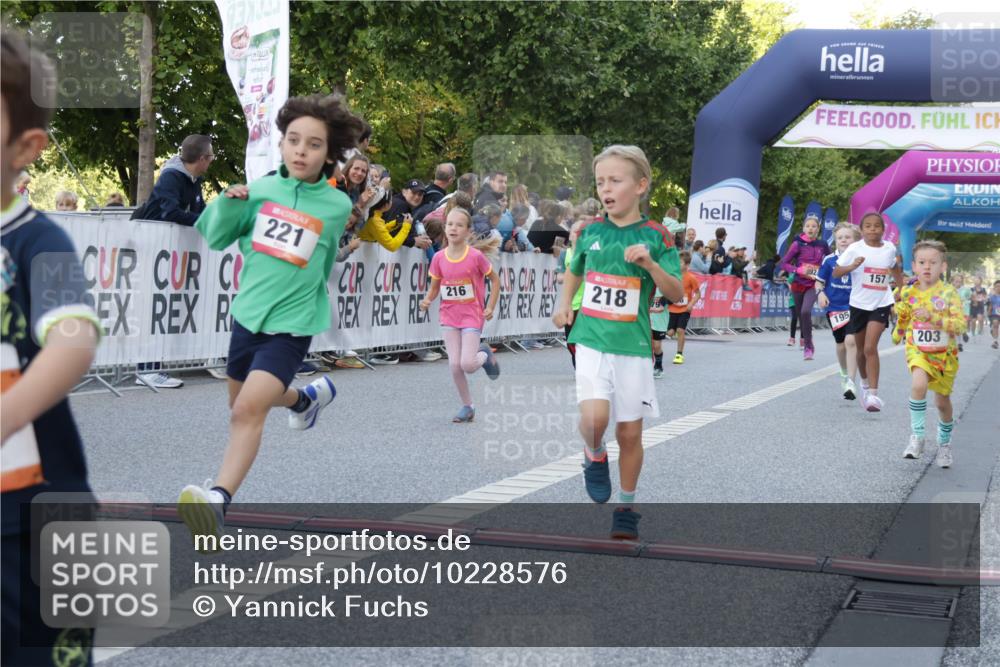 06.09.2026 - CURREX Alsterlauf Yannick Fuchs http://msf.ph/oto/10228576 06.09.2026 10:53:59 Ziel 157, 172, 185, 195, 203, 208, 216, 218, 221, 243, 292, 302, 320, 334, 362, 379, 404, 414, 418, 443, 8101, 8196, 8221 meine-sportfotos.de