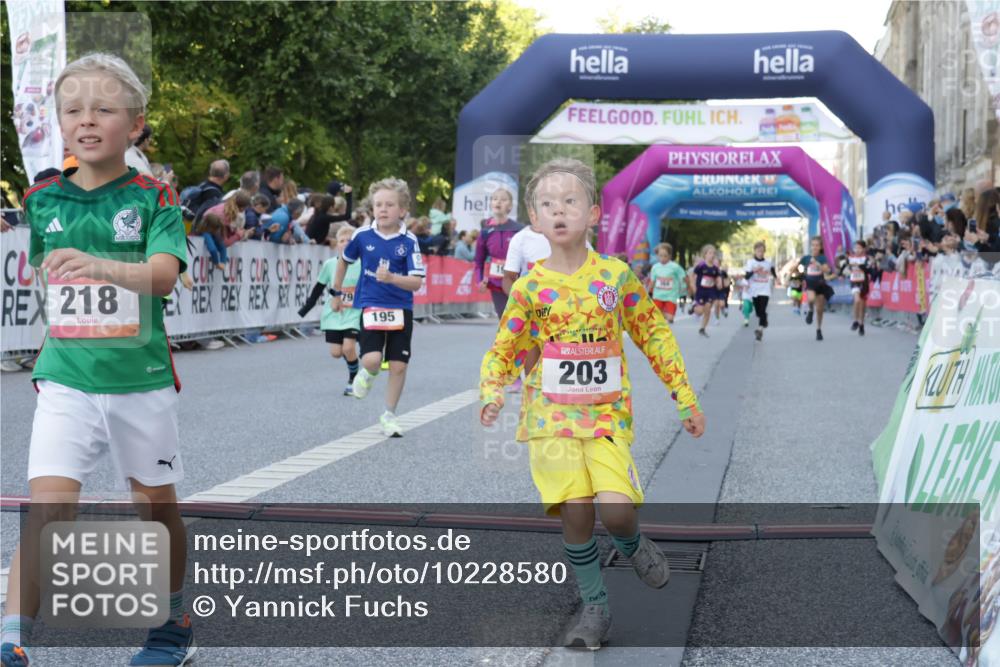 06.09.2026 - CURREX Alsterlauf Yannick Fuchs http://msf.ph/oto/10228580 06.09.2026 10:54:01 Ziel 157, 172, 185, 195, 202, 203, 208, 216, 218, 221, 243, 256, 292, 296, 302, 321, 334, 364, 379, 414, 418, 443 meine-sportfotos.de