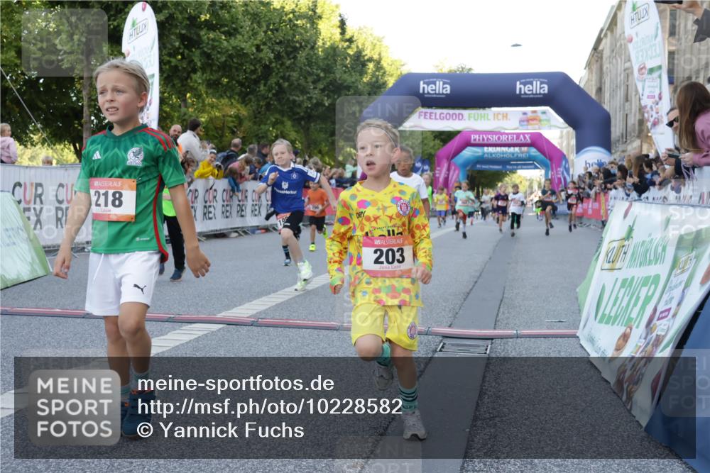 06.09.2026 - CURREX Alsterlauf Yannick Fuchs http://msf.ph/oto/10228582 06.09.2026 10:54:01 Ziel 157, 172, 185, 195, 202, 203, 208, 216, 218, 221, 243, 256, 292, 296, 302, 321, 334, 364, 379, 414, 418, 443 meine-sportfotos.de