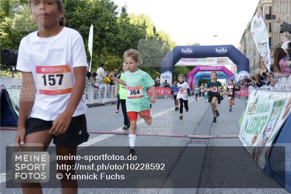 06.09.2026 - CURREX Alsterlauf Yannick Fuchs http://msf.ph/oto/10228592 06.09.2026 10:54:04 Ziel 157, 195, 201, 202, 203, 216, 218, 221, 243, 256, 260, 292, 296, 302, 312, 321, 364, 379, 414, 443, 455, 8253 meine-sportfotos.de