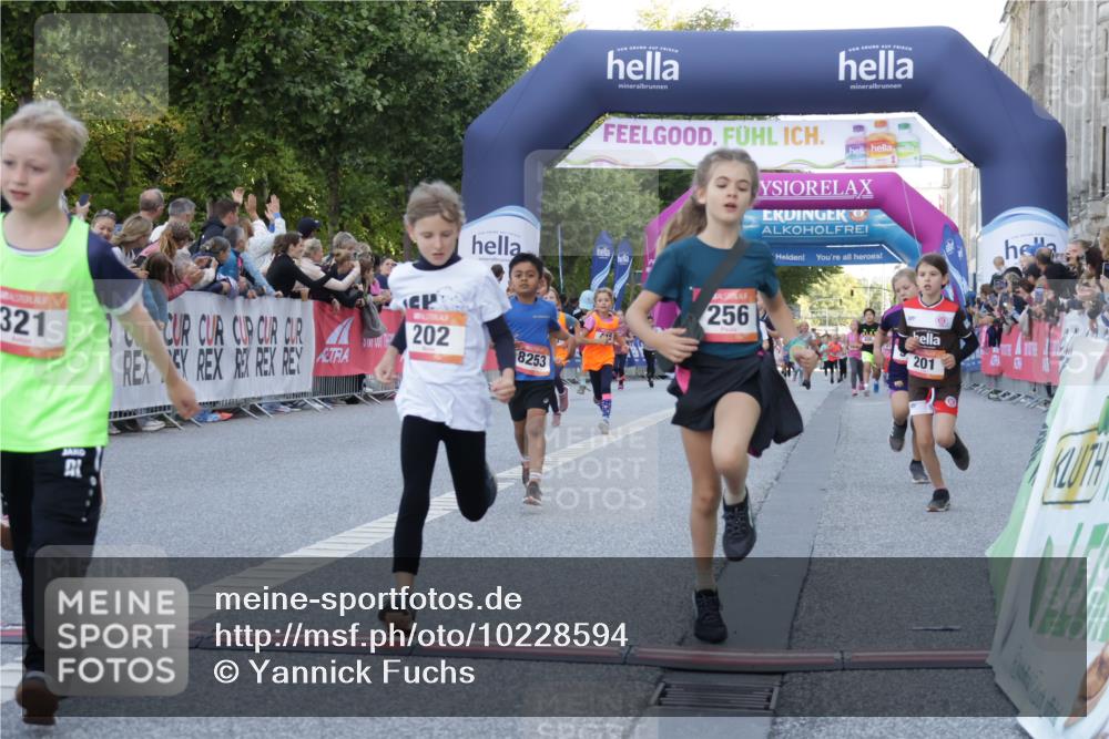 06.09.2026 - CURREX Alsterlauf Yannick Fuchs http://msf.ph/oto/10228594 06.09.2026 10:54:05 Ziel 157, 195, 201, 202, 203, 216, 218, 221, 256, 260, 292, 296, 302, 312, 321, 364, 379, 414, 416, 443, 446, 455, 8253 meine-sportfotos.de