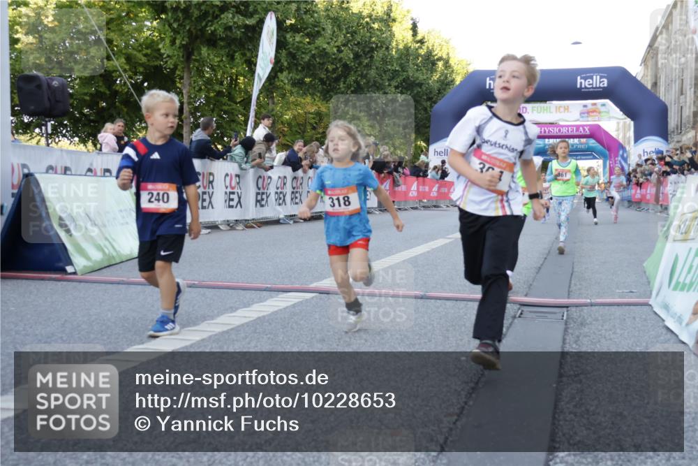 06.09.2026 - CURREX Alsterlauf Yannick Fuchs http://msf.ph/oto/10228653 06.09.2026 10:54:26 Ziel 162, 179, 207, 238, 239, 240, 264, 278, 284, 285, 304, 318, 326, 329, 333, 357, 361, 365, 372, 387, 390, 399, 431, 444, 456, 8087 meine-sportfotos.de