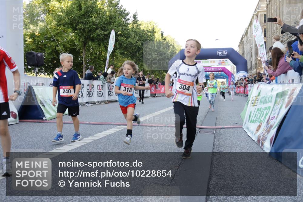 06.09.2026 - CURREX Alsterlauf Yannick Fuchs http://msf.ph/oto/10228654 06.09.2026 10:54:26 Ziel 162, 179, 207, 238, 239, 240, 264, 278, 284, 285, 304, 318, 326, 329, 333, 357, 361, 365, 372, 387, 390, 399, 431, 444, 456, 8087 meine-sportfotos.de