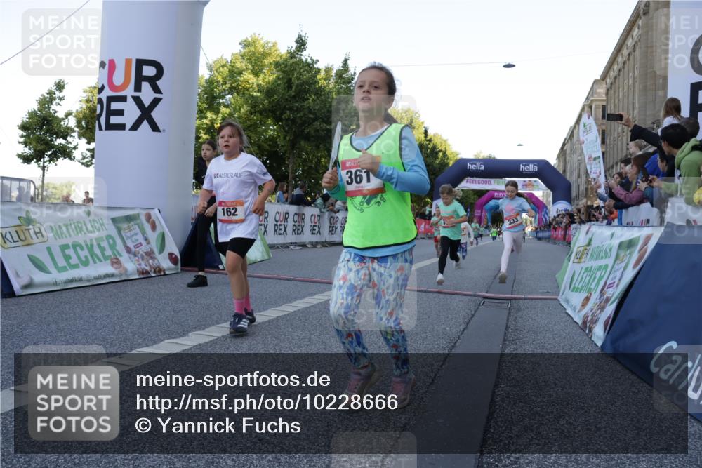 06.09.2026 - CURREX Alsterlauf Yannick Fuchs http://msf.ph/oto/10228666 06.09.2026 10:54:30 Ziel 162, 179, 207, 239, 240, 278, 284, 297, 304, 318, 326, 329, 333, 343, 357, 361, 367, 387, 390, 456, 8343 meine-sportfotos.de