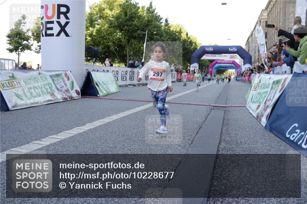 06.09.2026 - CURREX Alsterlauf Yannick Fuchs http://msf.ph/oto/10228677 06.09.2026 10:54:33 Ziel 162, 240, 267, 297, 304, 318, 326, 329, 333, 343, 351, 361, 367, 387, 456, 8343 meine-sportfotos.de