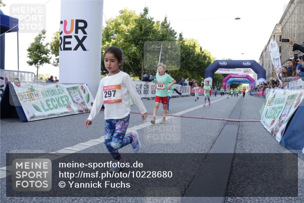 06.09.2026 - CURREX Alsterlauf Yannick Fuchs http://msf.ph/oto/10228680 06.09.2026 10:54:33 Ziel 162, 240, 267, 297, 304, 318, 326, 329, 333, 343, 351, 361, 367, 387, 456, 8343 meine-sportfotos.de