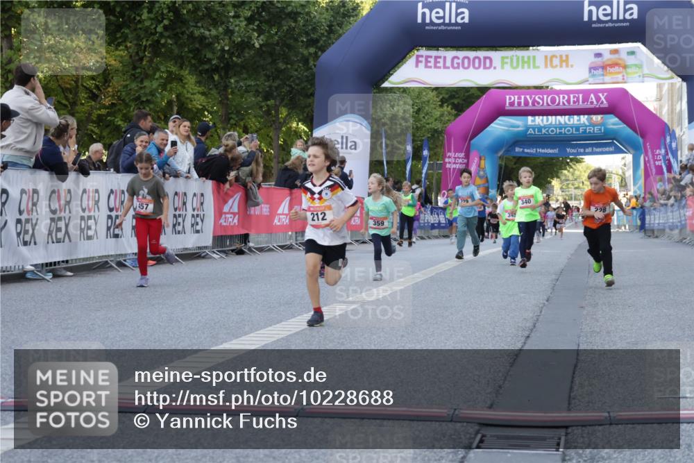 06.09.2026 - CURREX Alsterlauf Yannick Fuchs http://msf.ph/oto/10228688 06.09.2026 10:54:37 Ziel 162, 212, 228, 267, 297, 326, 328, 333, 340, 343, 351, 359, 367, 456, 457, 8343 meine-sportfotos.de