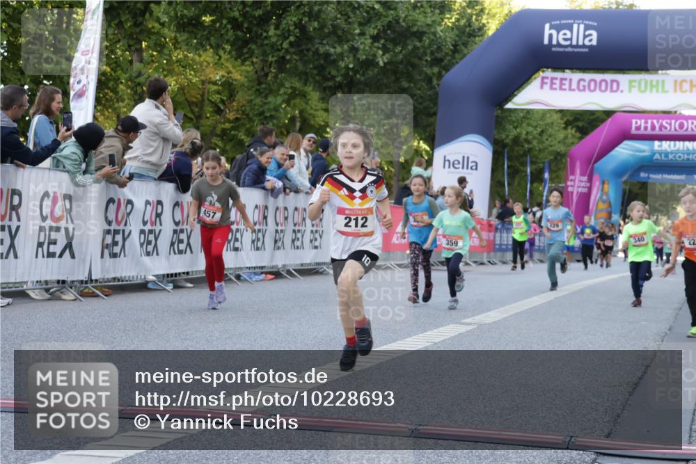 06.09.2026 - CURREX Alsterlauf Yannick Fuchs http://msf.ph/oto/10228693 06.09.2026 10:54:38 Ziel 212, 228, 267, 297, 326, 328, 333, 340, 343, 351, 359, 367, 457, 8343 meine-sportfotos.de