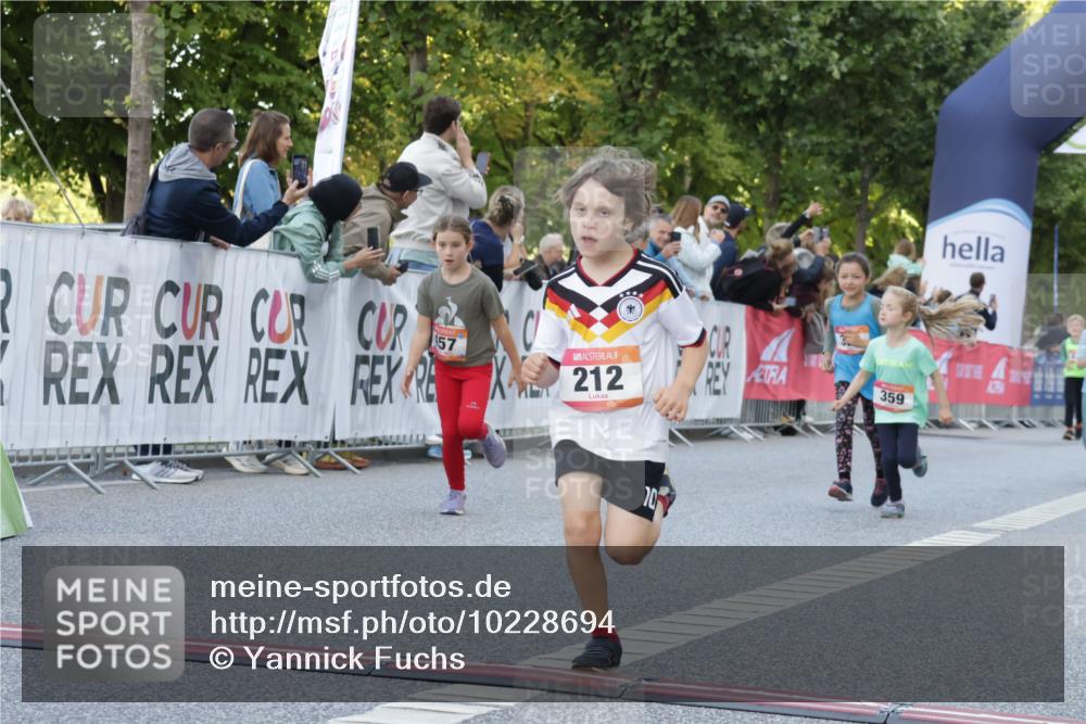 06.09.2026 - CURREX Alsterlauf Yannick Fuchs http://msf.ph/oto/10228694 06.09.2026 10:54:38 Ziel 212, 228, 267, 297, 326, 328, 333, 340, 343, 351, 359, 367, 457, 8343 meine-sportfotos.de