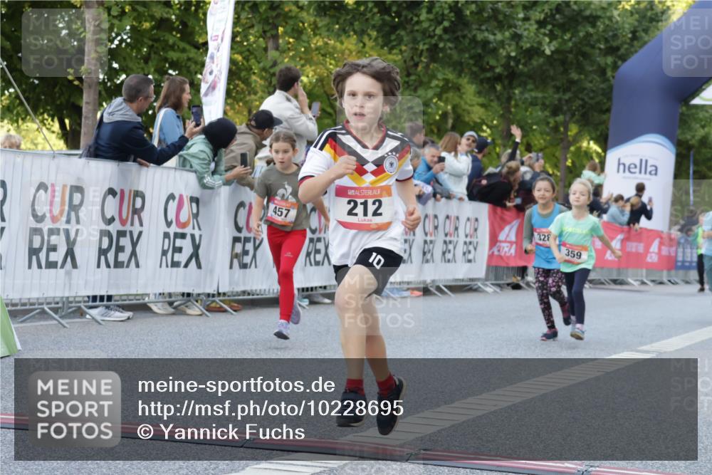 06.09.2026 - CURREX Alsterlauf Yannick Fuchs http://msf.ph/oto/10228695 06.09.2026 10:54:38 Ziel 212, 228, 267, 297, 326, 328, 333, 340, 343, 351, 359, 367, 457, 8343 meine-sportfotos.de