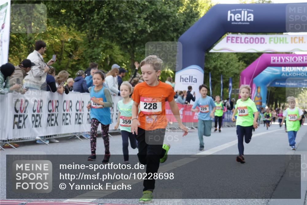 06.09.2026 - CURREX Alsterlauf Yannick Fuchs http://msf.ph/oto/10228698 06.09.2026 10:54:39 Ziel 212, 228, 229, 267, 297, 328, 340, 343, 351, 359, 367, 457, 8343 meine-sportfotos.de