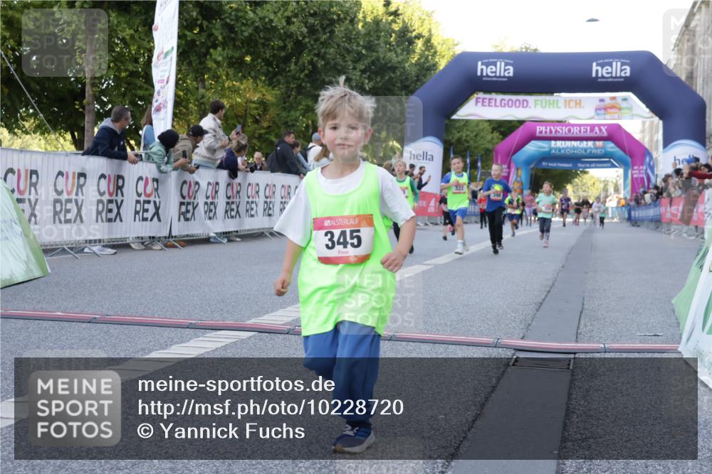 06.09.2026 - CURREX Alsterlauf Yannick Fuchs http://msf.ph/oto/10228720 06.09.2026 10:54:47 Ziel 228, 229, 315, 322, 328, 340, 345, 359, 382, 398, 423, 457, 8287 meine-sportfotos.de