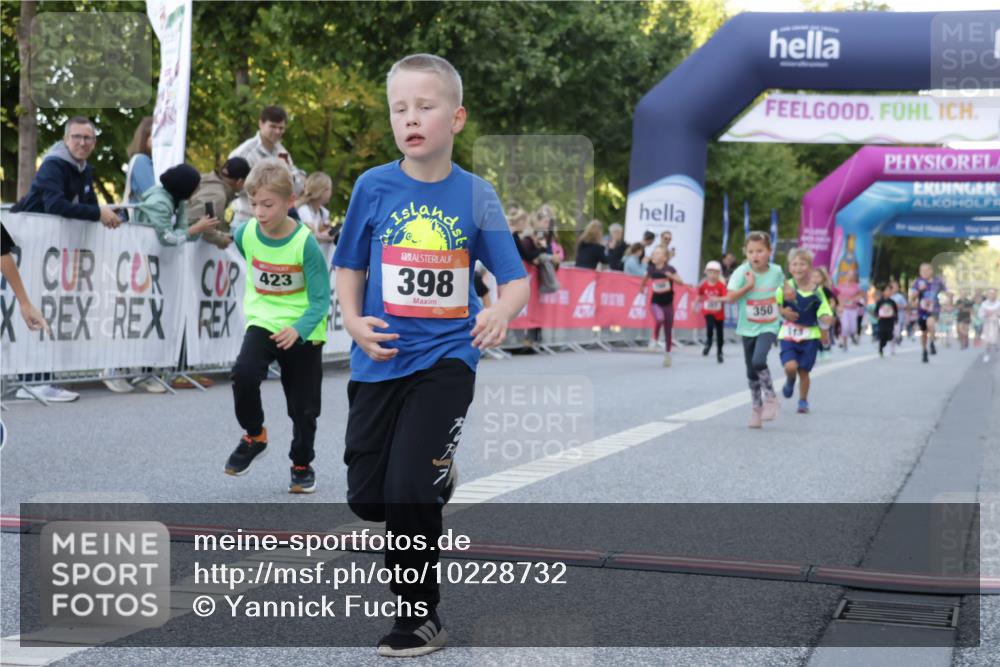 06.09.2026 - CURREX Alsterlauf Yannick Fuchs http://msf.ph/oto/10228732 06.09.2026 10:54:51 Ziel 229, 234, 313, 315, 322, 345, 348, 350, 382, 398, 423, 8287 meine-sportfotos.de