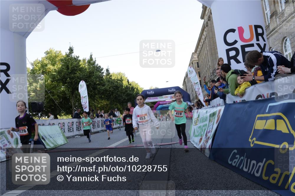 06.09.2026 - CURREX Alsterlauf Yannick Fuchs http://msf.ph/oto/10228755 06.09.2026 10:55:03 Ziel 160, 196, 224, 244, 261, 262, 287, 290, 294, 327, 393, 419, 424, 427, 447, 453, 8095 meine-sportfotos.de