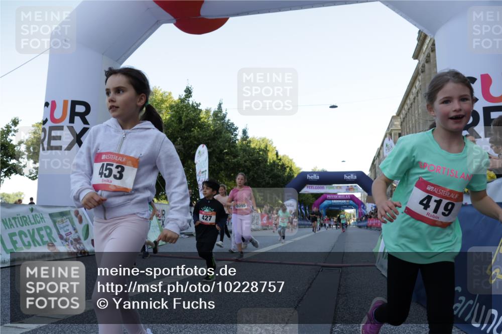 06.09.2026 - CURREX Alsterlauf Yannick Fuchs http://msf.ph/oto/10228757 06.09.2026 10:55:04 Ziel 160, 196, 224, 244, 261, 262, 287, 290, 294, 327, 393, 419, 424, 427, 447, 453, 8095 meine-sportfotos.de