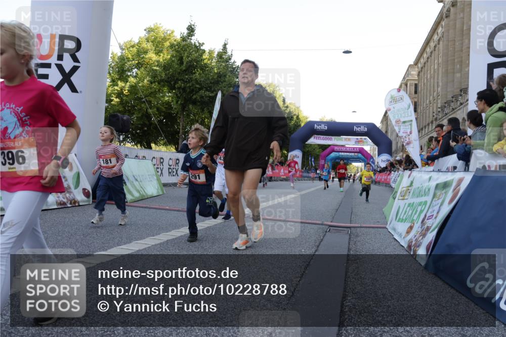 06.09.2026 - CURREX Alsterlauf Yannick Fuchs http://msf.ph/oto/10228788 06.09.2026 10:55:20 Ziel 156, 163, 181, 198, 199, 242, 291, 339, 368, 396, 411, 421, 439, 441, 8067, 8342 meine-sportfotos.de