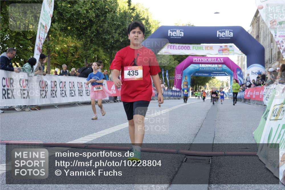 06.09.2026 - CURREX Alsterlauf Yannick Fuchs http://msf.ph/oto/10228804 06.09.2026 10:55:28 Ziel 156, 166, 181, 198, 199, 232, 242, 291, 368, 369, 435, 439 meine-sportfotos.de