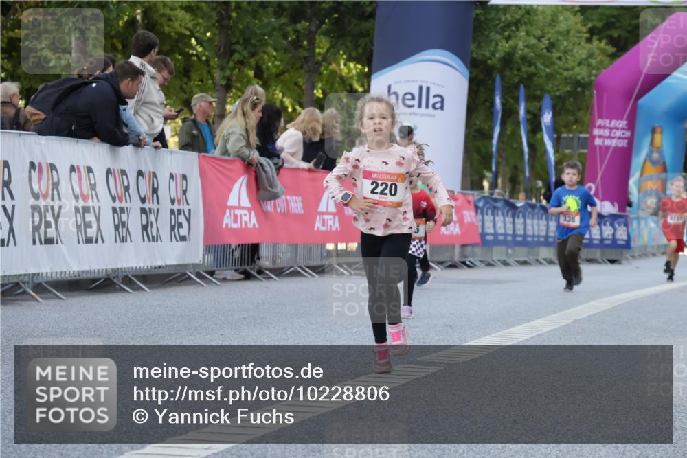 06.09.2026 - CURREX Alsterlauf Yannick Fuchs http://msf.ph/oto/10228806 06.09.2026 10:55:31 Ziel 156, 166, 220, 232, 368, 369, 435 meine-sportfotos.de