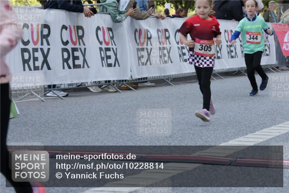 06.09.2026 - CURREX Alsterlauf Yannick Fuchs http://msf.ph/oto/10228814 06.09.2026 10:55:35 Ziel 166, 220, 295, 305, 344, 369, 435, 8169 meine-sportfotos.de