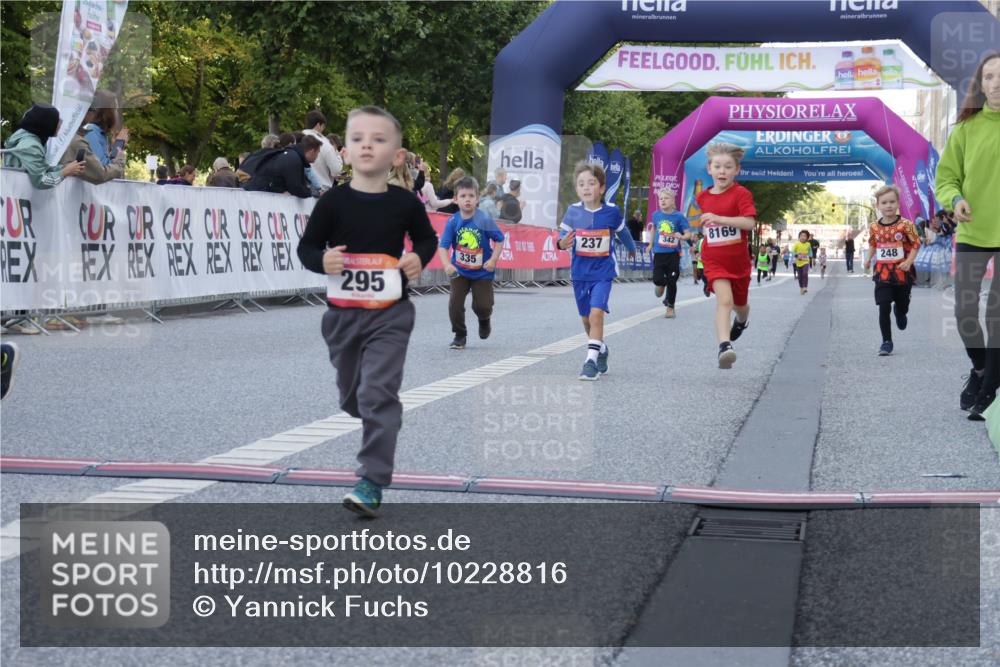 06.09.2026 - CURREX Alsterlauf Yannick Fuchs http://msf.ph/oto/10228816 06.09.2026 10:55:37 Ziel 166, 220, 237, 248, 295, 305, 335, 344, 8169 meine-sportfotos.de