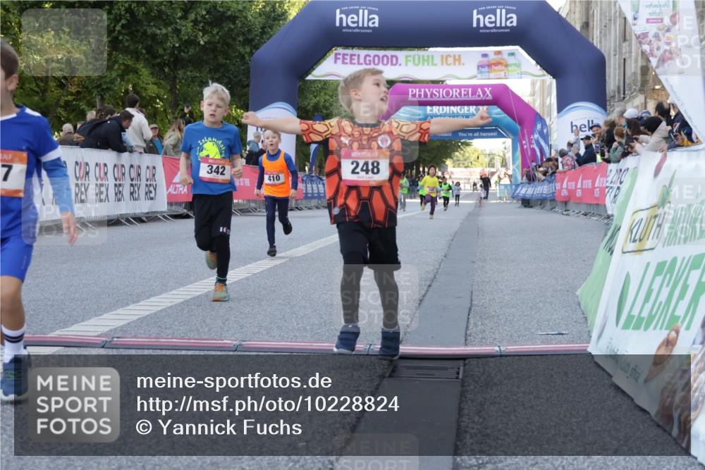 06.09.2026 - CURREX Alsterlauf Yannick Fuchs http://msf.ph/oto/10228824 06.09.2026 10:55:41 Ziel 220, 237, 248, 295, 305, 335, 342, 344, 410, 8169 meine-sportfotos.de