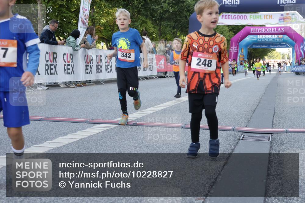 06.09.2026 - CURREX Alsterlauf Yannick Fuchs http://msf.ph/oto/10228827 06.09.2026 10:55:42 Ziel 237, 248, 295, 305, 335, 342, 344, 410, 8169 meine-sportfotos.de
